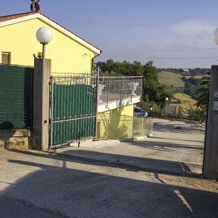 Il Terrazzo Delle Rondini Frühstückspension Altidona